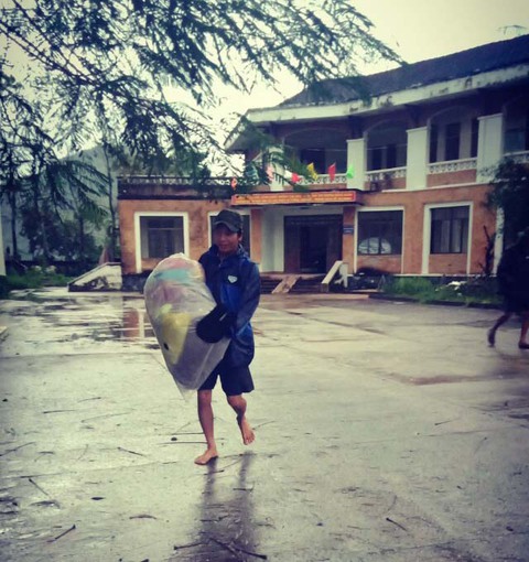 Bình Định hàng chục ngàn căn nhà bị ngập, Phú Yên dân đôn đáo chạy lũ - Ảnh 3. Bình Định hàng chục ngàn căn nhà bị ngập, Phú Yên dân đôn đáo chạy lũ - Ảnh 3.