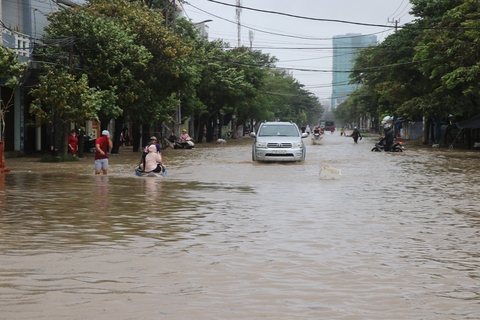 Phú Yên - Bình Định: 8 người chết do lũ, hàng chục ngàn nhà dân vẫn còn ngập lụt - Ảnh 1. Phú Yên - Bình Định: 8 người chết do lũ, hàng chục ngàn nhà dân vẫn còn ngập lụt - Ảnh 1.