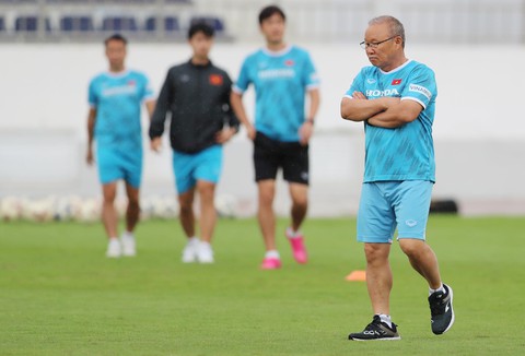 Hùng Dũng không thể sang Singapore vào ngày 1-12 - Ảnh 3. Hùng Dũng không thể sang Singapore vào ngày 1-12 - Ảnh 3.
