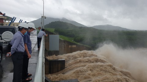 Phú Yên: Hạ du sông Ba ngập nặng, tỉnh yêu cầu thủy điện phải giảm xả lũ - Ảnh 2. Phú Yên: Hạ du sông Ba ngập nặng, tỉnh yêu cầu thủy điện phải giảm xả lũ - Ảnh 2.