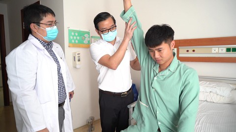 Thủ môn Văn Toản phẫu thuật chấn thương vai thành công - Ảnh 2. Thủ môn Văn Toản phẫu thuật chấn thương vai thành công - Ảnh 2.