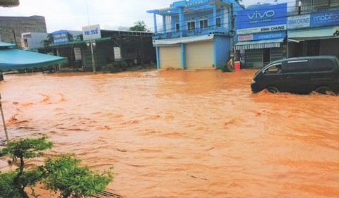 Đường vô Lâm Đồng ngập sâu, xe cộ bơi giữa quốc lộ 20 - Ảnh 2. Đường vô Lâm Đồng ngập sâu, xe cộ bơi giữa quốc lộ 20 - Ảnh 2.