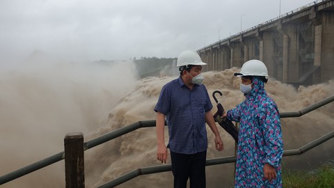 Phú Yên: Hạ du sông Ba ngập nặng, tỉnh yêu cầu thủy điện phải giảm xả lũ - Ảnh 3. Phú Yên: Hạ du sông Ba ngập nặng, tỉnh yêu cầu thủy điện phải giảm xả lũ - Ảnh 3.
