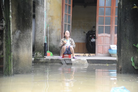 Nhiều khu vực ở Quảng Nam ngập sâu, dân dùng ghe đi lại - Ảnh 5. Nhiều khu vực ở Quảng Nam ngập sâu, dân dùng ghe đi lại - Ảnh 5.