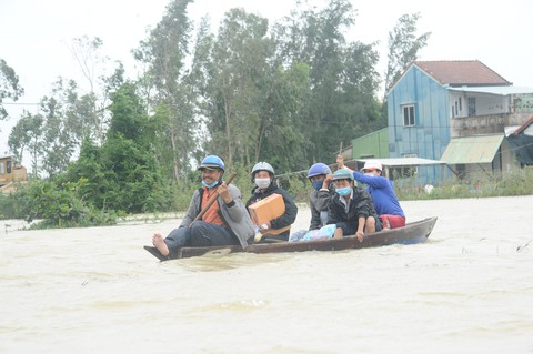 Nhiều khu vực ở Quảng Nam ngập sâu, dân dùng ghe đi lại - Ảnh 4. Nhiều khu vực ở Quảng Nam ngập sâu, dân dùng ghe đi lại - Ảnh 4.