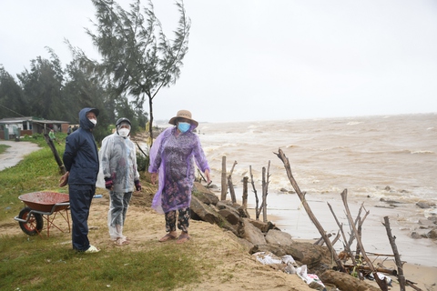 Dân lo biển nuốt nhà, trắng đêm canh sóng - Ảnh 3. Dân lo biển nuốt nhà, trắng đêm canh sóng - Ảnh 3.