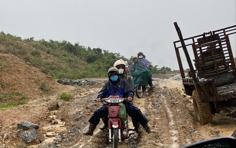 Lập sở chỉ huy tại lòng hồ thủy lợi để sơ tán 600 hộ dân đang bị cô lập - Ảnh 1. Lập sở chỉ huy tại lòng hồ thủy lợi để sơ tán 600 hộ dân đang bị cô lập - Ảnh 1.