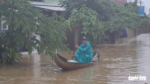 Nước lên lẹ quá, vô nhà ào ào, chúng tôi chỉ kịp leo lên tầng thượng - Ảnh 6. Nước lên lẹ quá, vô nhà ào ào, chúng tôi chỉ kịp leo lên tầng thượng - Ảnh 6.