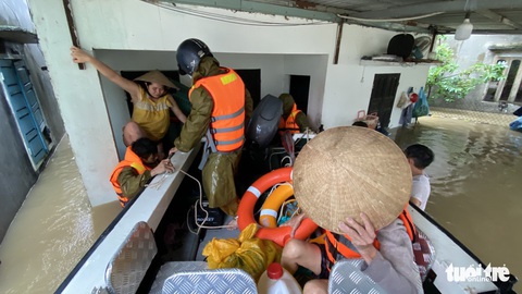 Nước lên lẹ quá, vô nhà ào ào, chúng tôi chỉ kịp leo lên tầng thượng - Ảnh 3. Nước lên lẹ quá, vô nhà ào ào, chúng tôi chỉ kịp leo lên tầng thượng - Ảnh 3.