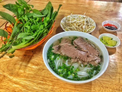 Tô phở mẹ làm luôn ngon và chuẩn nhất - Ảnh 1. Tô phở mẹ làm luôn ngon và chuẩn nhất - Ảnh 1.