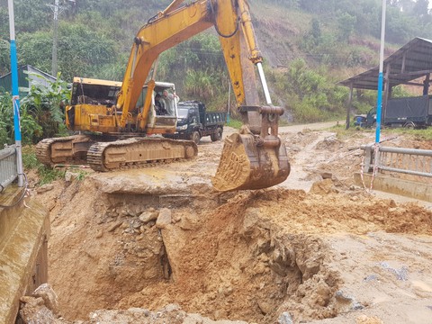Miền núi Quảng Nam khắc phục các điểm sạt lở sau mưa lũ - Ảnh 1. Miền núi Quảng Nam khắc phục các điểm sạt lở sau mưa lũ - Ảnh 1.