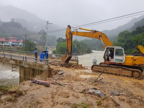 Miền núi Quảng Nam khắc phục các điểm sạt lở sau mưa lũ - Ảnh 2. Miền núi Quảng Nam khắc phục các điểm sạt lở sau mưa lũ - Ảnh 2.