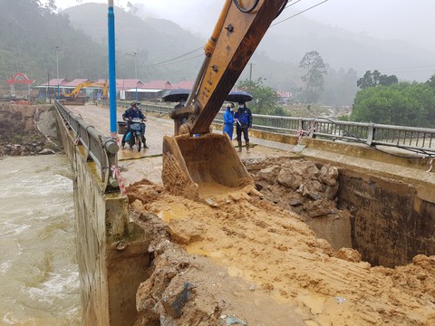Miền núi Quảng Nam khắc phục các điểm sạt lở sau mưa lũ - Ảnh 4. Miền núi Quảng Nam khắc phục các điểm sạt lở sau mưa lũ - Ảnh 4.