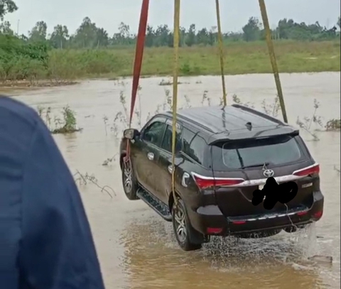 Cố vượt đoạn đường ngập nước lũ, ôtô 7 chỗ bị cuốn trôi - Ảnh 1. Cố vượt đoạn đường ngập nước lũ, ôtô 7 chỗ bị cuốn trôi - Ảnh 1.