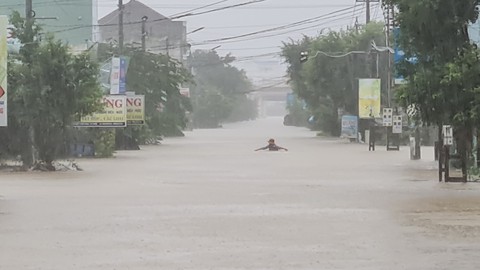 4 người chết do mưa lũ ở miền Trung - Tây Nguyên, miền Bắc đêm nay 30-11 rét sâu - Ảnh 1. 4 người chết do mưa lũ ở miền Trung - Tây Nguyên, miền Bắc đêm nay 30-11 rét sâu - Ảnh 1.