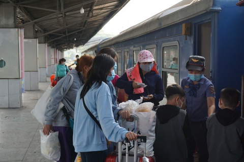 Bắt đầu nhận đăng ký vé tàu tập thể Tết Nhâm Dần 2022 - Ảnh 1. Bắt đầu nhận đăng ký vé tàu tập thể Tết Nhâm Dần 2022 - Ảnh 1.
