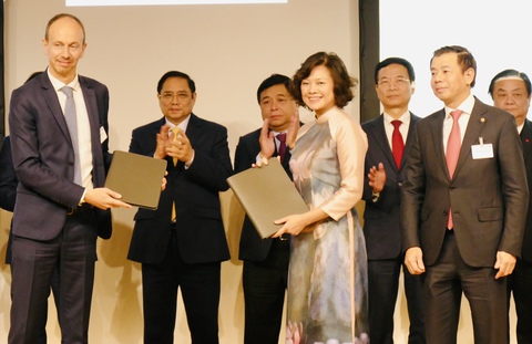 Việt - Pháp không bỏ được nhau, Thủ tướng chứng kiến hợp tác xe điện, trái cây Việt vào Pháp - Ảnh 1. Việt - Pháp không bỏ được nhau, Thủ tướng chứng kiến hợp tác xe điện, trái cây Việt vào Pháp - Ảnh 1.