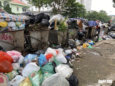 Rác thải ùn ứ ở Hà Nội: ‘Sẽ không để rác ở nội thành tồn đọng trong ngày’ - Ảnh 2. Rác thải ùn ứ ở Hà Nội: ‘Sẽ không để rác ở nội thành tồn đọng trong ngày’ - Ảnh 2.