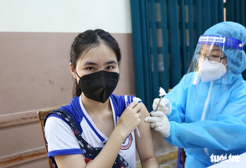 TP.HCM: Nhiều quận, huyện đã cơ bản hoàn thành tiêm vắc xin cho trẻ 12-17 tuổi - Ảnh 1. TP.HCM: Nhiều quận, huyện đã cơ bản hoàn thành tiêm vắc xin cho trẻ 12-17 tuổi - Ảnh 1.