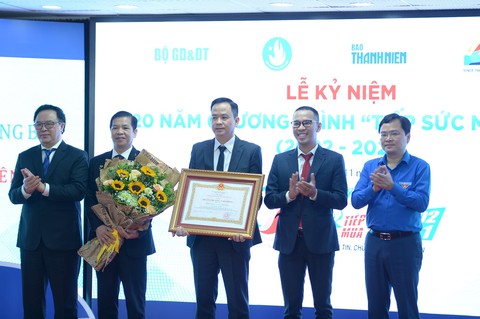 Chủ tịch nước, Thủ tướng khen thưởng chương trình Tiếp sức mùa thi - Ảnh 2. Chủ tịch nước, Thủ tướng khen thưởng chương trình Tiếp sức mùa thi - Ảnh 2.