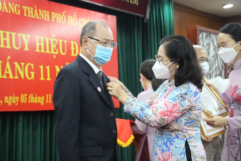 Phó bí thư Thành ủy Nguyễn Thị Lệ trao huy hiệu cho đảng viên lão thành - Ảnh 1. Phó bí thư Thành ủy Nguyễn Thị Lệ trao huy hiệu cho đảng viên lão thành - Ảnh 1.