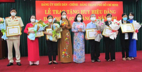 Phó bí thư Thành ủy Nguyễn Thị Lệ trao huy hiệu cho đảng viên lão thành - Ảnh 2. Phó bí thư Thành ủy Nguyễn Thị Lệ trao huy hiệu cho đảng viên lão thành - Ảnh 2.