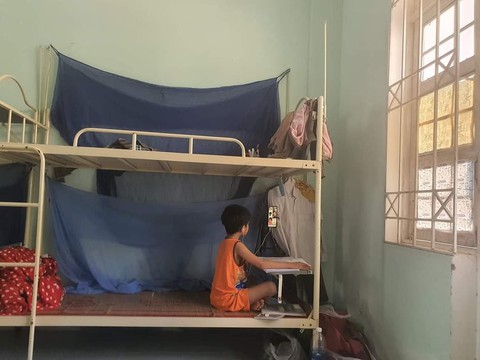 Hiệu trưởng, giáo viên tối tối sáng đèn dạy học sinh kẹt ở mọi vùng miền - Ảnh 1. Hiệu trưởng, giáo viên tối tối sáng đèn dạy học sinh kẹt ở mọi vùng miền - Ảnh 1.