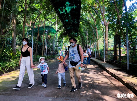 Ngày đầu Thảo cầm viên mở cửa trở lại, người dân ‘rần rần’ tới ủng hộ - Ảnh 1. Ngày đầu Thảo cầm viên mở cửa trở lại, người dân ‘rần rần’ tới ủng hộ - Ảnh 1.