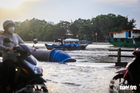 Triều cường TP.HCM đạt 1,7m, vượt đỉnh triều cùng kỳ năm ngoái - Ảnh 5. Triều cường TP.HCM đạt 1,7m, vượt đỉnh triều cùng kỳ năm ngoái - Ảnh 5.