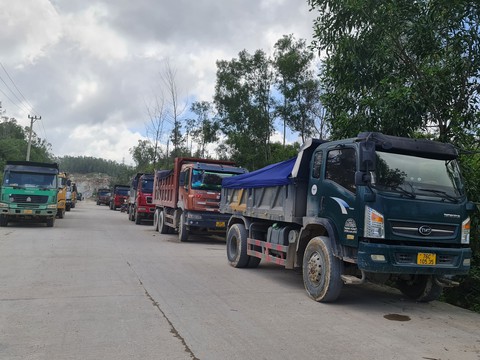 Xe quá tải náo loạn ở Dung Quất, cảnh sát giao thông ‘gặp khó’ vì… cảnh giới - Ảnh 2. Xe quá tải náo loạn ở Dung Quất, cảnh sát giao thông ‘gặp khó’ vì… cảnh giới - Ảnh 2.