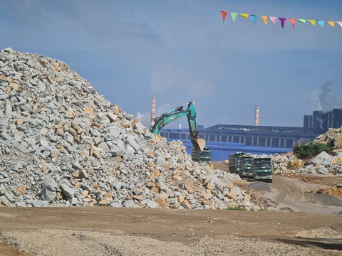 Xe quá tải náo loạn ở Dung Quất, cảnh sát giao thông ‘gặp khó’ vì… cảnh giới - Ảnh 3. Xe quá tải náo loạn ở Dung Quất, cảnh sát giao thông ‘gặp khó’ vì… cảnh giới - Ảnh 3.