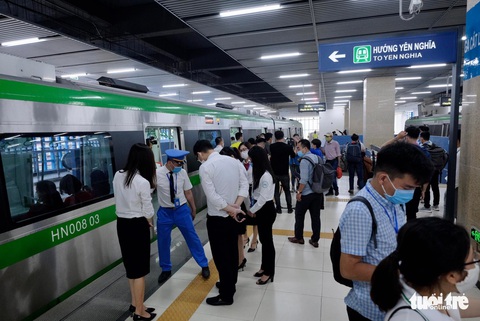 Ngày đầu đi tàu điện Cát Linh - Hà Đông miễn phí, người dân xếp hàng chờ trải nghiệm - Ảnh 7. Ngày đầu đi tàu điện Cát Linh - Hà Đông miễn phí, người dân xếp hàng chờ trải nghiệm - Ảnh 7.