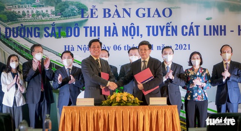 Ngày đầu đi tàu điện Cát Linh - Hà Đông miễn phí, người dân xếp hàng chờ trải nghiệm - Ảnh 3. Ngày đầu đi tàu điện Cát Linh - Hà Đông miễn phí, người dân xếp hàng chờ trải nghiệm - Ảnh 3.
