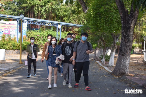 Đầm Sen mở cửa lại, người dân đến thư giãn cuối tuần - Ảnh 2. Đầm Sen mở cửa lại, người dân đến thư giãn cuối tuần - Ảnh 2.