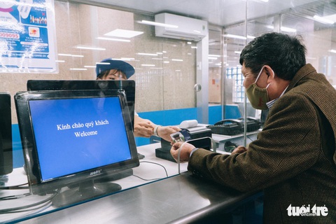 Đi tàu Cát Linh - Hà Đông: Lấy vé cách nào, quẹt vé ra sao, lên tàu cần tuân thủ quy tắc gì? - Ảnh 2. Đi tàu Cát Linh - Hà Đông: Lấy vé cách nào, quẹt vé ra sao, lên tàu cần tuân thủ quy tắc gì? - Ảnh 2.
