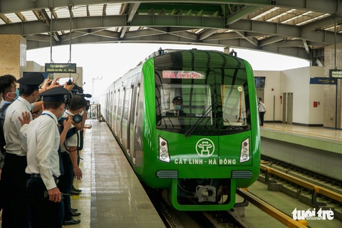 Đi tàu Cát Linh - Hà Đông: Lấy vé cách nào, quẹt vé ra sao, lên tàu cần tuân thủ quy tắc gì? - Ảnh 8. Đi tàu Cát Linh - Hà Đông: Lấy vé cách nào, quẹt vé ra sao, lên tàu cần tuân thủ quy tắc gì? - Ảnh 8.