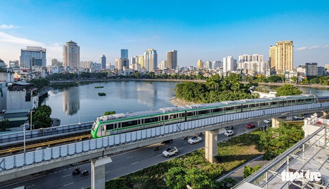 Ngày đầu đi tàu điện Cát Linh - Hà Đông miễn phí, người dân xếp hàng chờ trải nghiệm - Ảnh 4. Ngày đầu đi tàu điện Cát Linh - Hà Đông miễn phí, người dân xếp hàng chờ trải nghiệm - Ảnh 4.