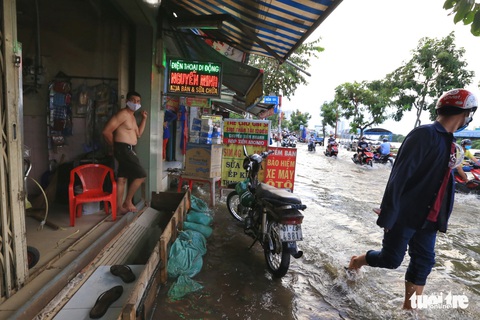 Triều cường vượt đỉnh năm 2020, người dân TP.HCM lội nước nấu cơm tối - Ảnh 3. Triều cường vượt đỉnh năm 2020, người dân TP.HCM lội nước nấu cơm tối - Ảnh 3.