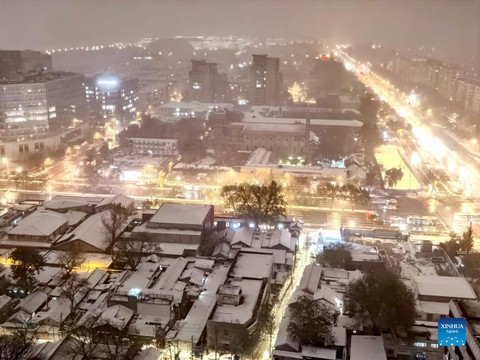 Tuyết đầu mùa ở Bắc Kinh đến sớm, nhiệt độ xuống thấp kỷ lục trong 10 năm - Ảnh 1. Tuyết đầu mùa ở Bắc Kinh đến sớm, nhiệt độ xuống thấp kỷ lục trong 10 năm - Ảnh 1.