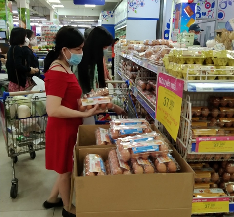 Ế khách nhưng doanh nghiệp, siêu thị vẫn chạy đua khuyến mãi cho thị trường cuối năm - Ảnh 4. Ế khách nhưng doanh nghiệp, siêu thị vẫn chạy đua khuyến mãi cho thị trường cuối năm - Ảnh 4.