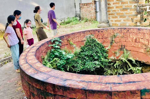 Dân làng Đường Lâm bức xúc vì giếng cổ bị đoàn phim tự tiện tô vẽ - Ảnh 1. Dân làng Đường Lâm bức xúc vì giếng cổ bị đoàn phim tự tiện tô vẽ - Ảnh 1.