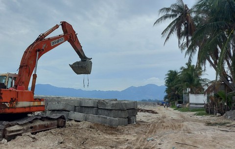 Có phải bãi biển du lịch Dốc Lết bị phá để làm bờ kè? - Ảnh 4. Có phải bãi biển du lịch Dốc Lết bị phá để làm bờ kè? - Ảnh 4.