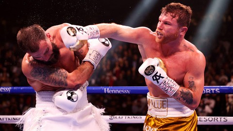 Hạ knock-out Caleb Plant, Canelo Alvarez thành nhà vô địch tuyệt đối - Ảnh 1. Hạ knock-out Caleb Plant, Canelo Alvarez thành nhà vô địch tuyệt đối - Ảnh 1.