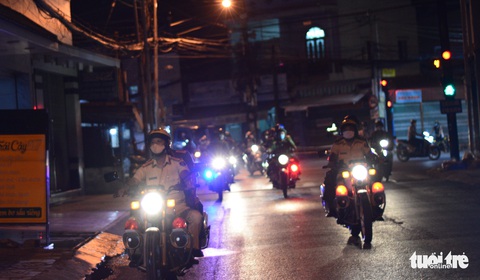Công an Phan Thiết tuần tra, kiểm soát để người dân không ra khỏi nhà vào giờ cấm - Ảnh 1. Công an Phan Thiết tuần tra, kiểm soát để người dân không ra khỏi nhà vào giờ cấm - Ảnh 1.