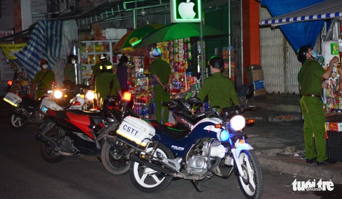 Công an Phan Thiết tuần tra, kiểm soát để người dân không ra khỏi nhà vào giờ cấm - Ảnh 4. Công an Phan Thiết tuần tra, kiểm soát để người dân không ra khỏi nhà vào giờ cấm - Ảnh 4.