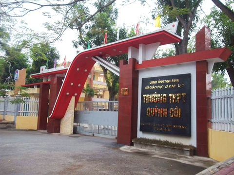 Ngồi lan can ‘nghịch’ điện thoại, nam sinh lớp 10 tại Thái Bình ngã xuống đất tử vong - Ảnh 1. Ngồi lan can ‘nghịch’ điện thoại, nam sinh lớp 10 tại Thái Bình ngã xuống đất tử vong - Ảnh 1.