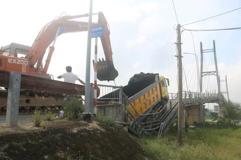 Xe tải chở nhựa đường 48 tấn chạy qua làm sập cầu tải trọng 5 tấn - Ảnh 1. Xe tải chở nhựa đường 48 tấn chạy qua làm sập cầu tải trọng 5 tấn - Ảnh 1.