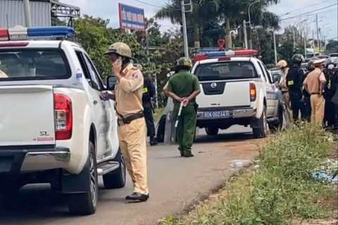 Đã bắt được nghi phạm có súng, cố thủ trong nhà dân - Ảnh 3. Đã bắt được nghi phạm có súng, cố thủ trong nhà dân - Ảnh 3.
