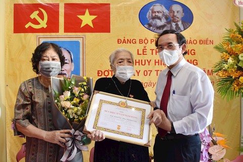 Bí thư Nguyễn Văn Nên đến nhà trao Huy hiệu 75 năm tuổi Đảng cho hai đảng viên - Ảnh 2. Bí thư Nguyễn Văn Nên đến nhà trao Huy hiệu 75 năm tuổi Đảng cho hai đảng viên - Ảnh 2.