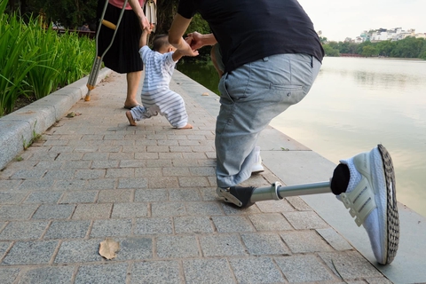 Đôi vợ chồng - mỗi người chỉ có 1 chân - dạy con tập đi gây xúc động mạnh - Ảnh 1. Đôi vợ chồng - mỗi người chỉ có 1 chân - dạy con tập đi gây xúc động mạnh - Ảnh 1.